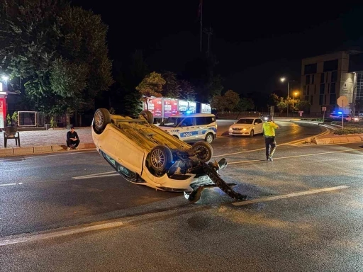Takla atan otomobil s&uuml;r&uuml;c&uuml;s&uuml; olay yerinden ka&ccedil;tı
