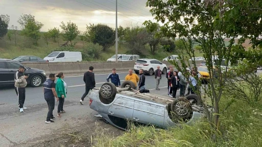 Takla atan otomobilden emniyet kemeri sayesinde yara almadan çıktı
