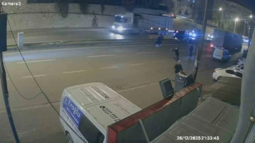 Takla atıp direğe &ccedil;arpan otomobilin kaza anı kamerada: 3 yaralı
