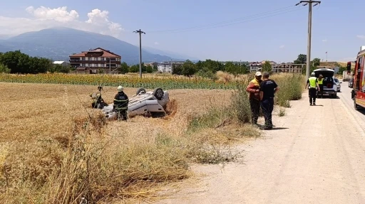 Taklalar atan otomobil buğday tarlasına u&ccedil;tu: 1 yaralı
