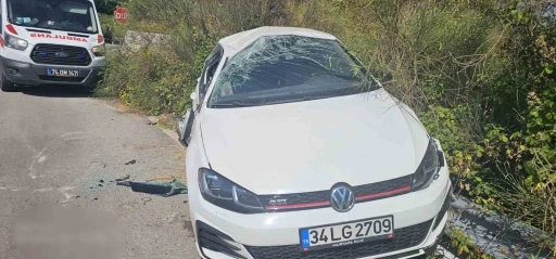Taklalar atan otomobil uçuruma yuvarlanmaktan son anda kurtuldu: 5 yaralı
