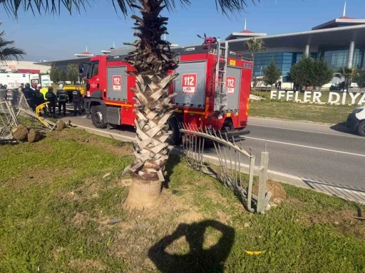 Taksi bariyerlere &ccedil;arpıp takla attı: 2 yaralı
