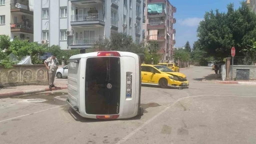 Taksi ile &ccedil;arpışan hafif ticari ara&ccedil; yan yattı: S&uuml;r&uuml;c&uuml;n&uuml;n burnu bile kanamadı

