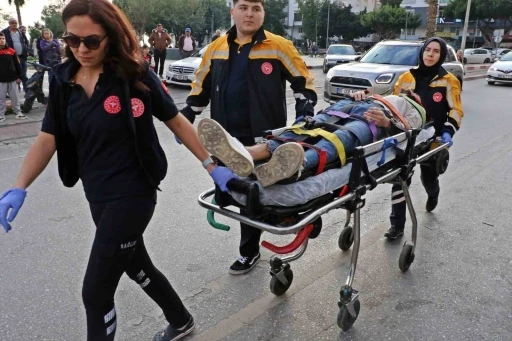 Taksi ile çarpışan motosikletli gençler metrelerce sürüklendi
