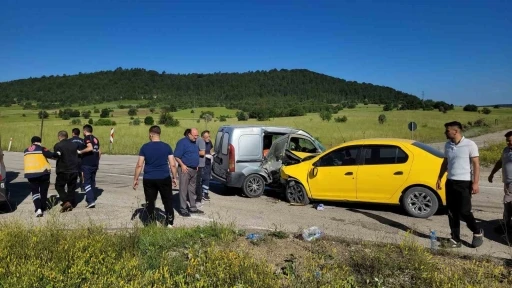 Taksi ile hafif ticari ara&ccedil; &ccedil;arpıştı: 4 yaralı
