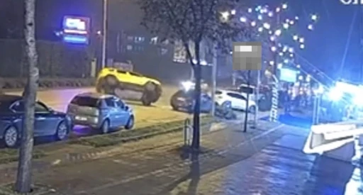 Taksi park halindeki otomobile &ccedil;arpıp yan yattı
