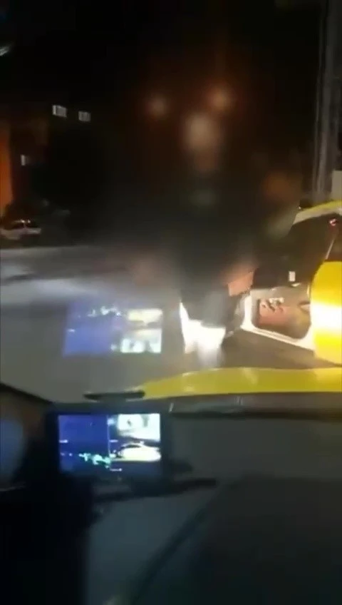 Taksici, meslektaşının &ouml;n&uuml;n&uuml; kesip tehdit etti
