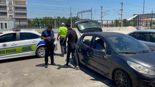 Taksiciler m&uuml;şteri kılığına girdi, korsan taksiciyi yakalattı

