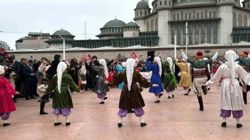 Taksim’de 23 Nisan coşkuyla kutlandı

