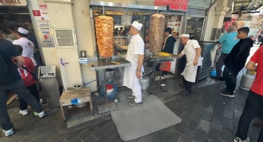 Taksim&rsquo;de doğalgaz onarımı uzun s&uuml;r&uuml;nce esnaf, &ccedil;areyi t&uuml;p kullanarak buldu
