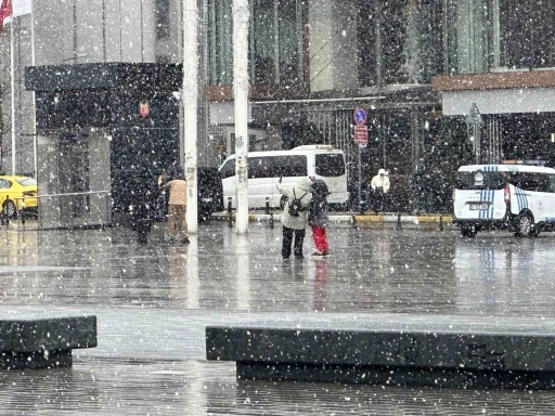 Taksim&rsquo;de kar yağışı etkili oldu
