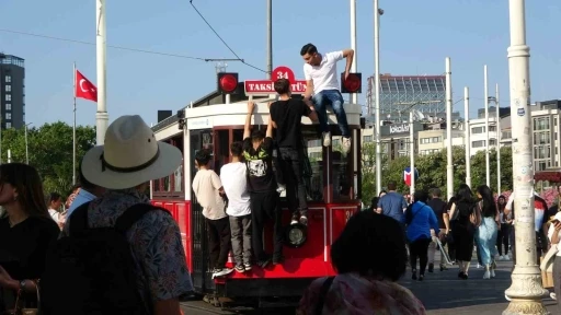 Taksim’de nostaljik tramvayın üzerinde tehlikeli yolculuk

