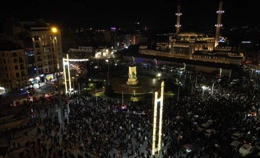 Taksim Meydanı ve İstiklal Caddesi&rsquo;ndeki yılbaşı coşkusu havadan g&ouml;r&uuml;nt&uuml;lendi
