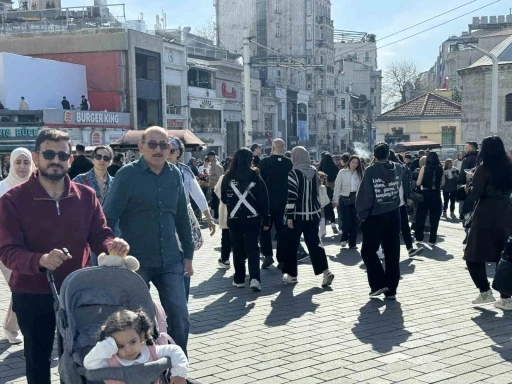 Taksim ve İstiklal Caddesi’nde bayram yoğunluğu

