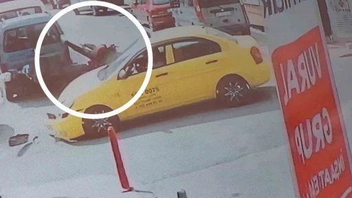 Taksinin motosikletli kuryeye çarptığı kaza kamerada: 1 yaralı
