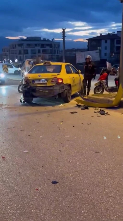 Taksiye &ccedil;arpan motosikletli ağır yaralandı
