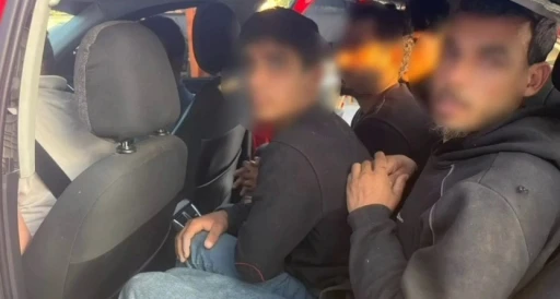 Taksiyle g&ouml;&ccedil;men ka&ccedil;ıran insan tacirleri polisten ka&ccedil;amadılar
