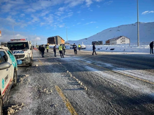 Taksiyle yolcu minib&uuml;s&uuml; &ccedil;arpıştı: 16 yaralı
