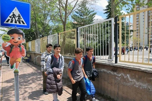 Talas’ta okul geçitlerine öğrenci güvenliği için sevimli uyarıcılar
