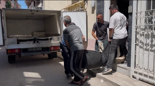 Talihsiz adam merdivenlerde can verdi... Acılı annenin feryadı y&uuml;rekleri dağladı
