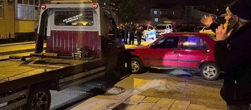 Tamir i&ccedil;in bırakılan otomobil &ccedil;alındı, tamirci başka bir ara&ccedil;la &ccedil;alınan aracı kovaladı
