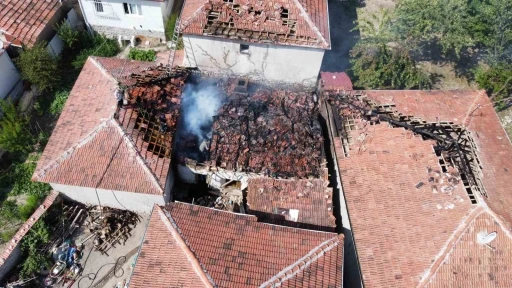 Tandırda &ccedil;ıkan yangın 3 evi k&uuml;le &ccedil;eviriyordu
