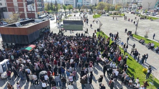Taraftarlar Elazığspor ma&ccedil;ını kentin g&ouml;beğinde dev ekrandan izledi

