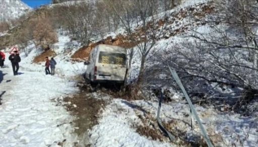 Taraftarları taşıyan minib&uuml;s şarampole kaydı
