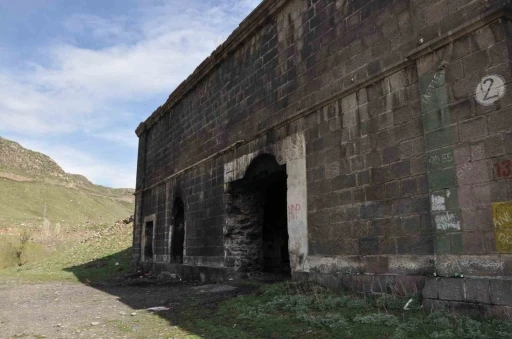 Tarihe terk edilen miras: Kars&rsquo;taki tabyalar hayvan barınağına d&ouml;n&uuml;şt&uuml;
