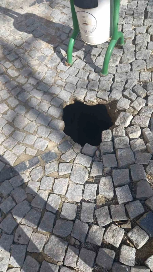 Tarihi altyapı &ccedil;&ouml;kt&uuml;, yol trafiğe kapatıldı

