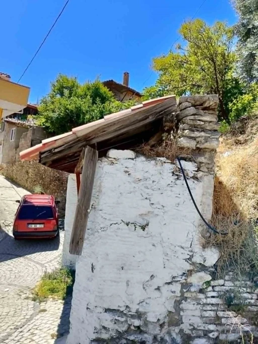 Tarihi &ccedil;eşmenin &ccedil;atısı tehlike altında
