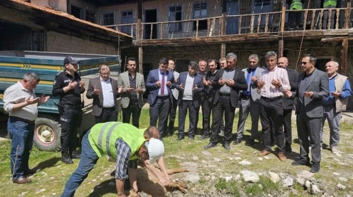 Tarihi Emet Han’ında restorasyon süreci başladı
