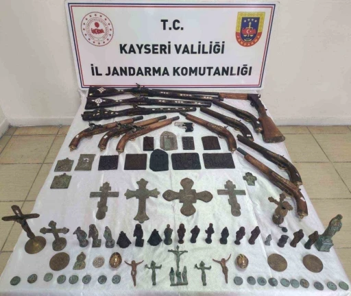 Tarihi eser ka&ccedil;ak&ccedil;ısı jandarmadan ka&ccedil;amadı

