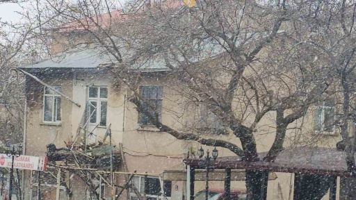 Tarihi Harput&rsquo;ta nisanda kar s&uuml;rprizi
