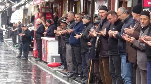 Tarihi ilçede kar yağışına rağmen esnaf geleneği bozmadı

