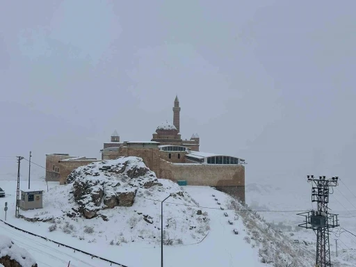 Tarihi İshak Paşa Sarayı beyaza b&uuml;r&uuml;nd&uuml;

