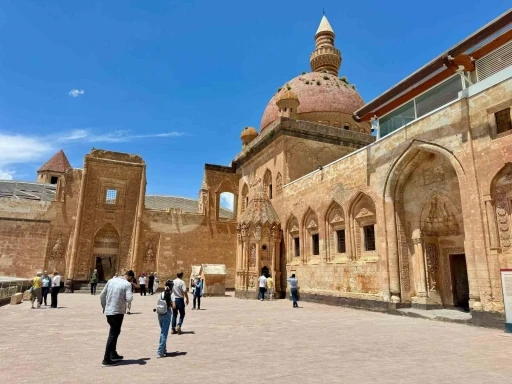 Tarihi İshak Paşa Sarayı ziyaretçi akınına uğradı
