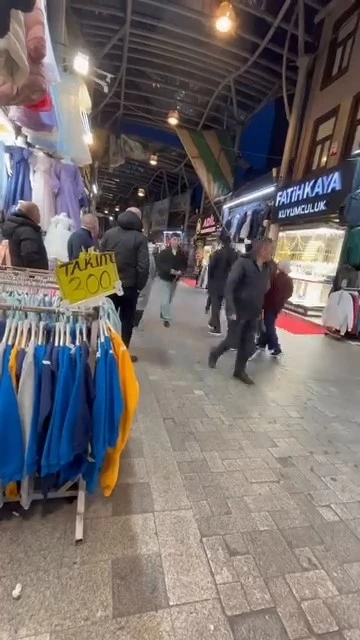 Tarihi Kapalı &Ccedil;arşı&rsquo;da &ccedil;atılar u&ccedil;tu
