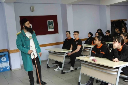 Tarihi karakterleri sınıfta öğrencileriyle buluşturuyor
