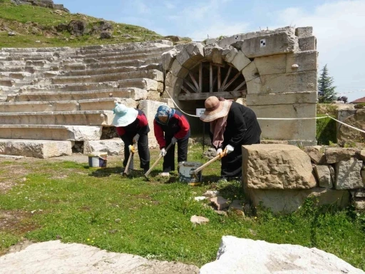 Tarihi kazılara gönüllü katılıyorlar
