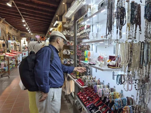 Tarihi k&uuml;lliyedeki l&uuml;le taşı stantlarında turist hareketliliği
