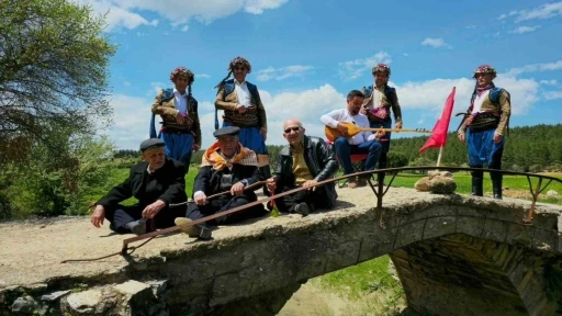 Tarihi mekanlarda zeybek coşkusu yaşandı
