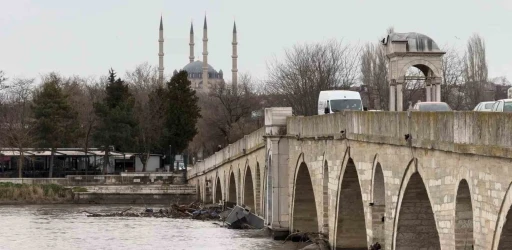 Tarihi Meri&ccedil; K&ouml;pr&uuml;s&uuml; atıklara teslim oldu
