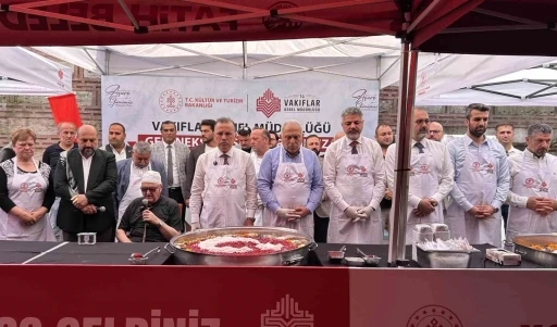 Tarihi Mısır &Ccedil;arşısı&rsquo;nda 20 bin kişilik aşure ikramı
