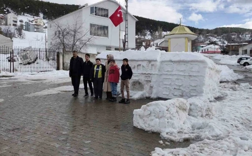 Tarihi Sivas Valiliği&rsquo;nin kardan maketi ziyaret&ccedil;ilerini ağırlıyor
