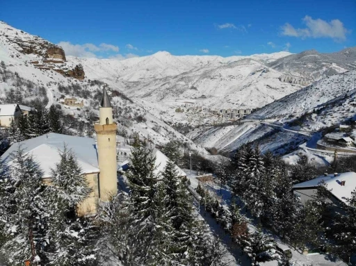 Tarihi S&uuml;leymaniye Mahallesinden kar manzaraları
