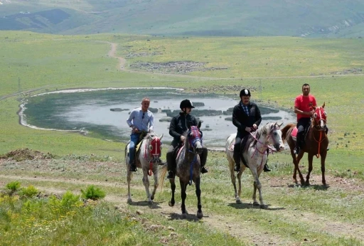 Tarihi tabyalara at ve bisikletlerle ulaştılar, zirveden paraşütle atladılar
