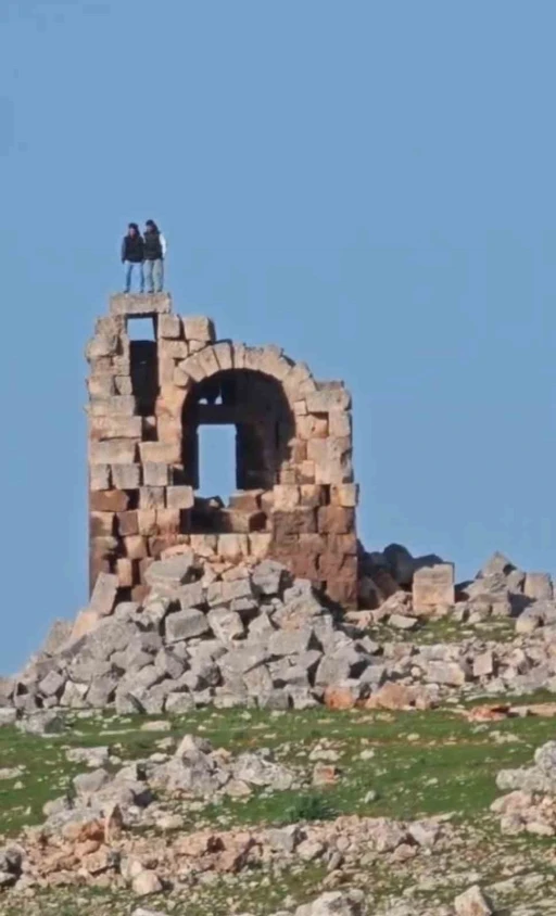 Tarihi yapıda tepki &ccedil;eken halay

