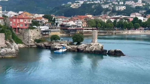 Tarihi yapıları sprey boyayla boyadılar
