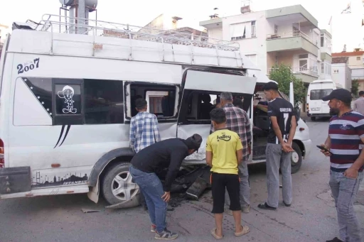 Tarım iş&ccedil;ilerini taşıyan iki minib&uuml;s &ccedil;arpıştı: 5 yaralı
